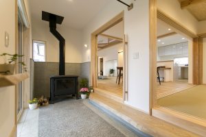 完成 玄関土間と薪ストーブのある家 遠田郡 延べ床面積 40 坪 みのり建築舎 工務店 設計事務所