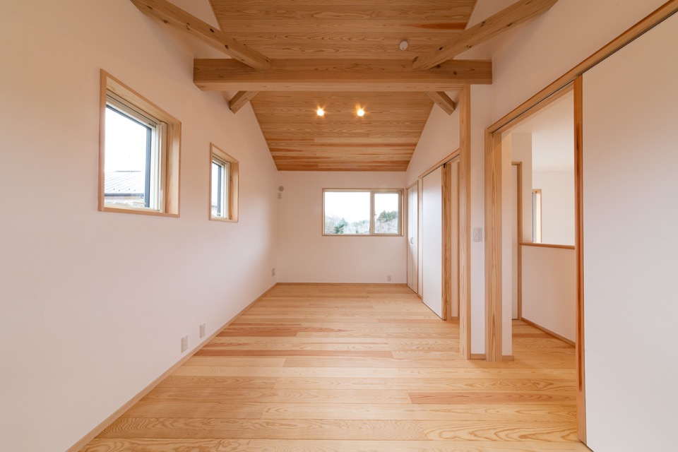シンプルにアカマツの床と漆喰を楽しむ家！の写真