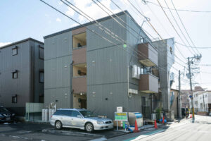 30坪以下の極狭小地に建つ、デザイナーズ・3階建てアパートの写真